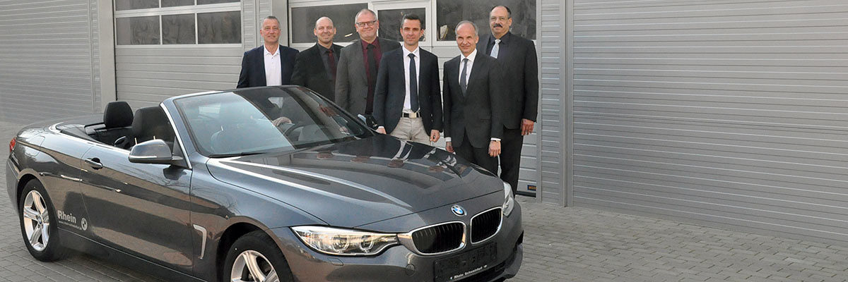 Kfz-Ausbildung mit dem neuen BMW 430i xDrive Cabriolet anfangen Schlüsselübergabe des neuen Schulungsfahrzeugs an das Bildungszentrum Schweinfurt: (v.l.) Roland Lenhart (Ausbildungsmeister Bildungszentrum Schweinfurt), Thomas Planer (Leiter Bildungszentrum Schweinfurt), Ludwig Paul (Hauptgeschäftsführer Handwerkskammer Unterfranken), Christian Schneider (Serviceleiter BWM Autohaus Rhein Schweinfurt), Ralf Rhein (Geschäftsführer und Inhaber BMW Autohaus Rhein) und Thomas Reeb (Gebietsleiter After Sales BMW AG)
