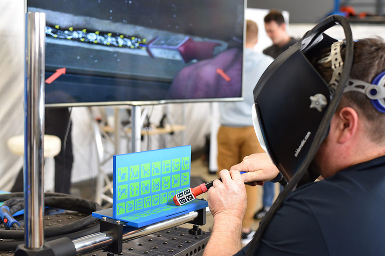 Digitales Schweißen am Schweißsimulator, junger Mensch übt das Schweißen daran