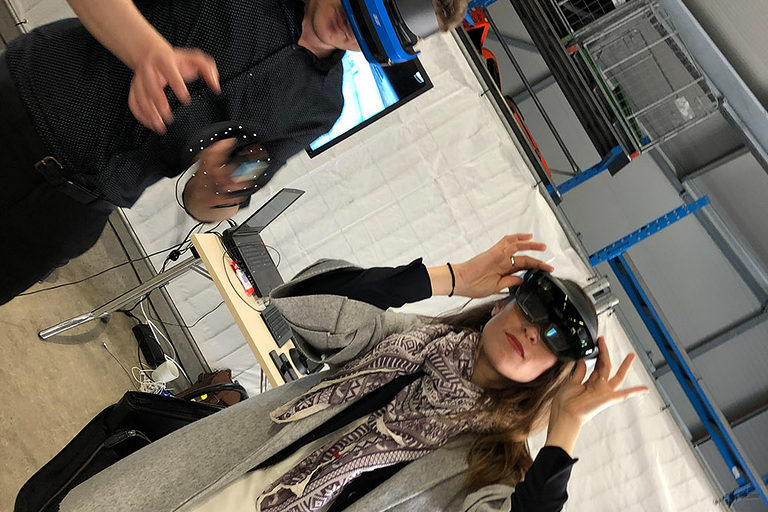 Virtual Reality Digitaltag im Bildungszentrum Schweinfurt, zwei junge Menschen tragen eine VR-Brille