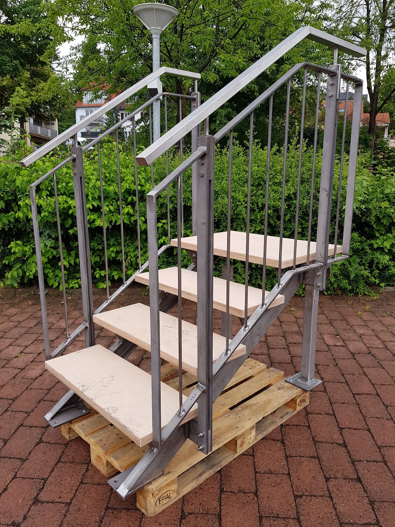 Metallbauer Meisterstück 2021 von Heiko Pielmeier, eine Treppe auf einer Palette