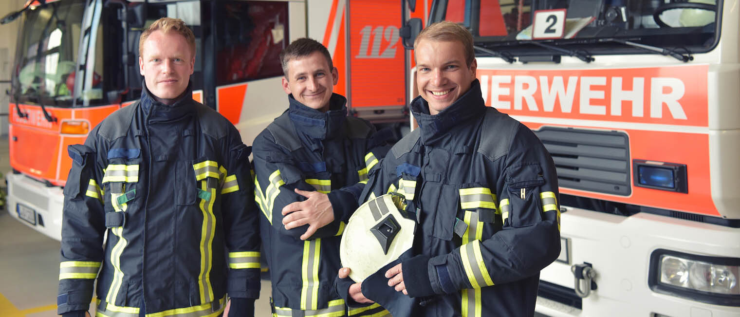 Blaulichtempfang 2023 | Würzburg Feuerwehrleute vor einem Feuerwehrauto