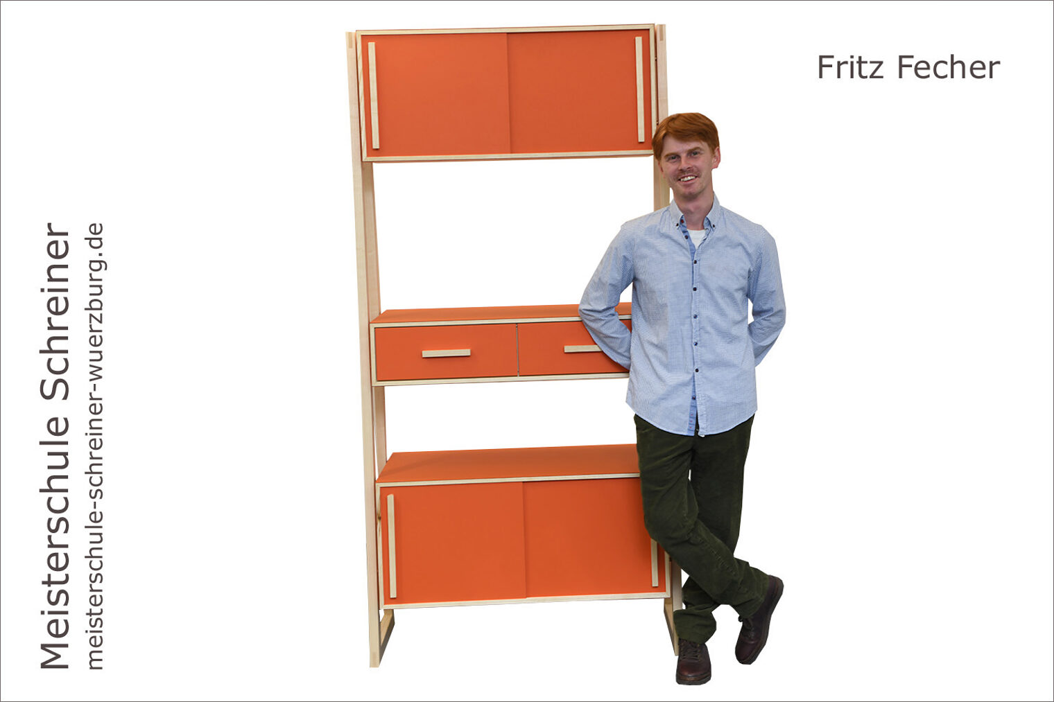 Porträt Fritz Fecher mit seinem Regal als Schreinermeisterstück