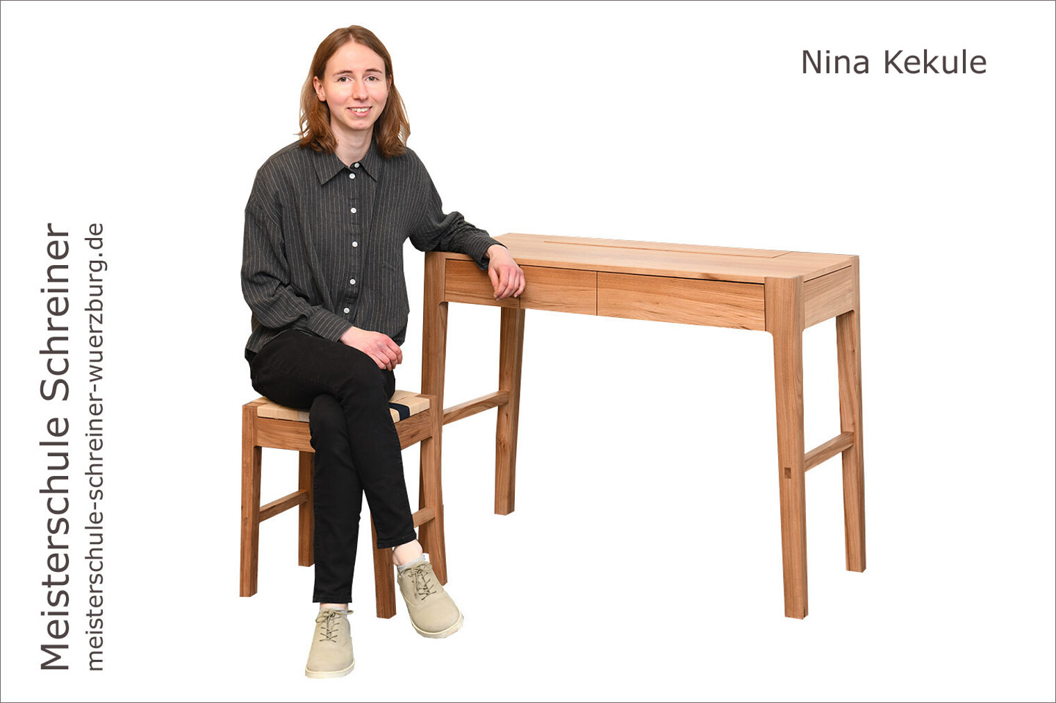 Porträt Nina Kekula mit ihrem Sekretär und Hocker als Schreinermeisterstück