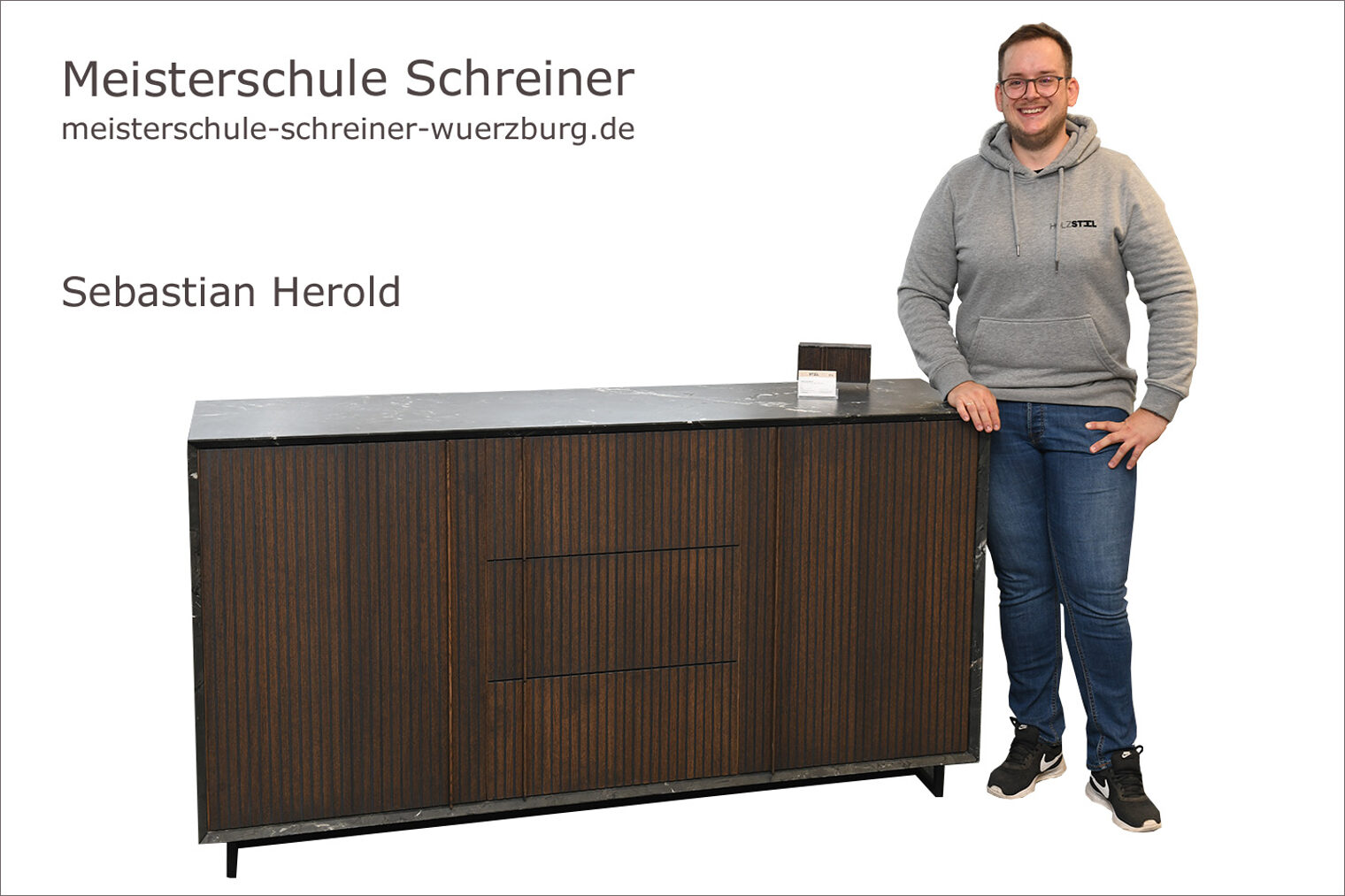 Porträt Sebastian Herold mit seinem Sideboard als Schreinermeisterstück