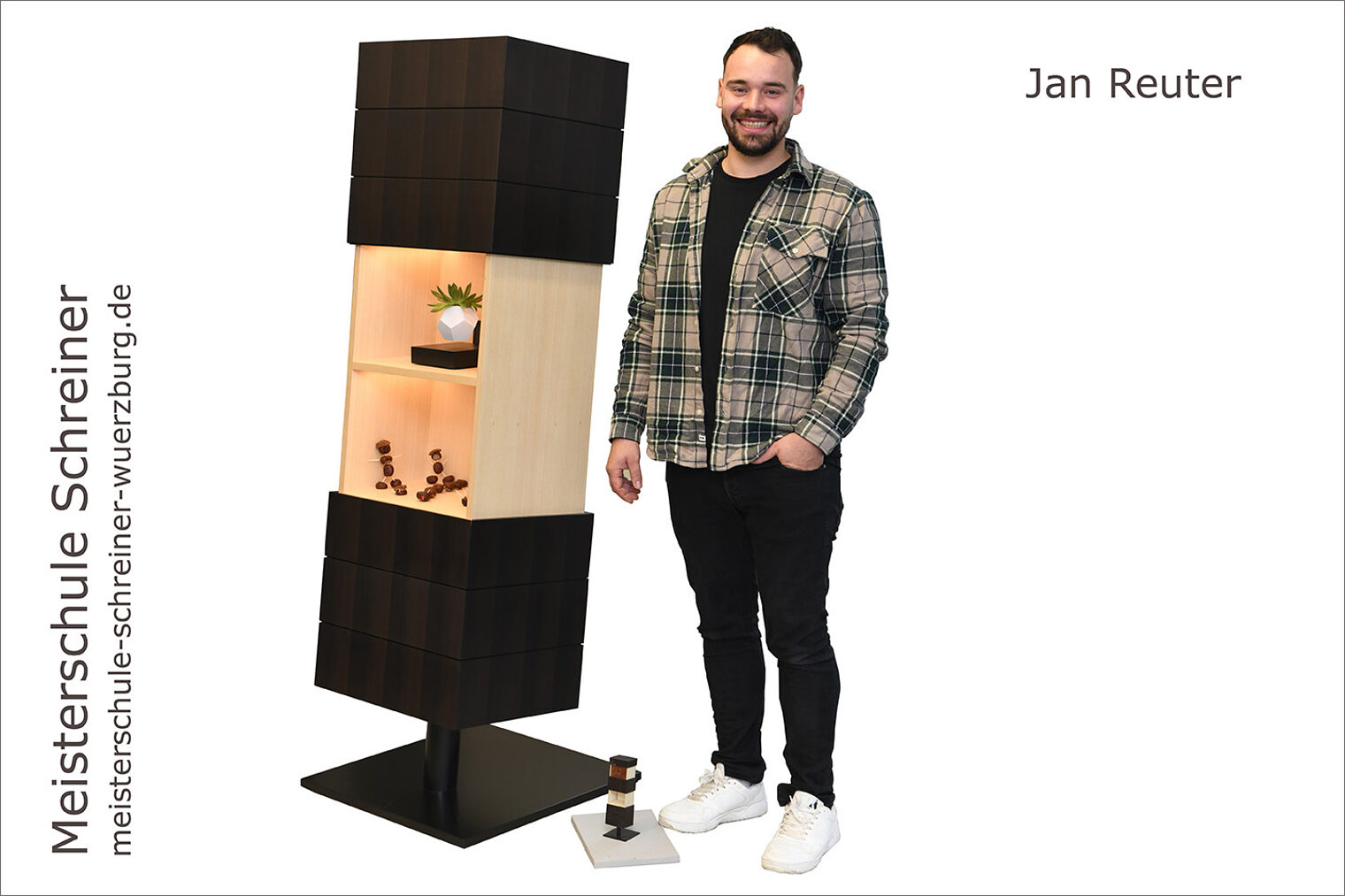 Porträt Jan Reuter mit seinem modernen Regal mit magnetischer Uhr als Schreinermeisterstück