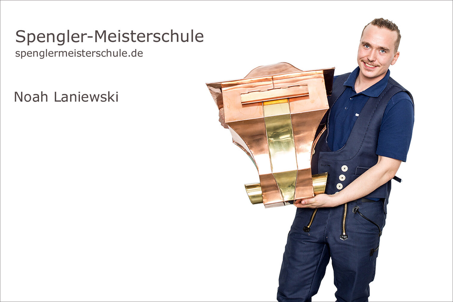 Spenglermeisterschule Würzburg - Handwerkskammer für Unterfranken Portrait Noah Laniewski mit seinem Briefkasten als Spenglermeisterstück