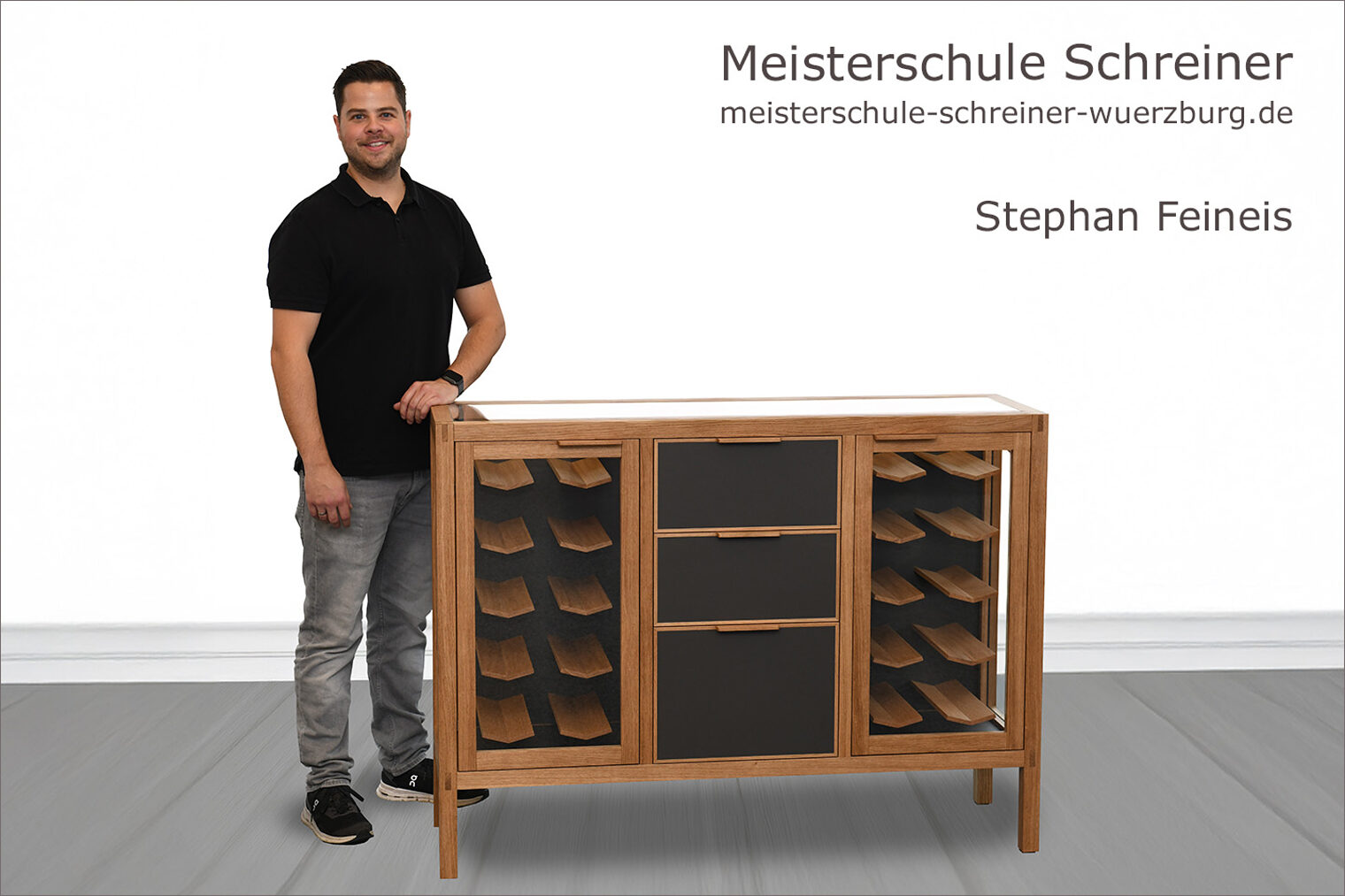 Porträt von Stephan Feineis mit seinem Schreinermeisterstück "Weinorganizer".