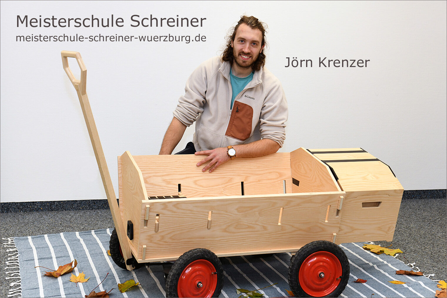 Porträt von Jörn Krenzer mit seinem Schreinermeisterstück "Bollerwagen Wilfried".
