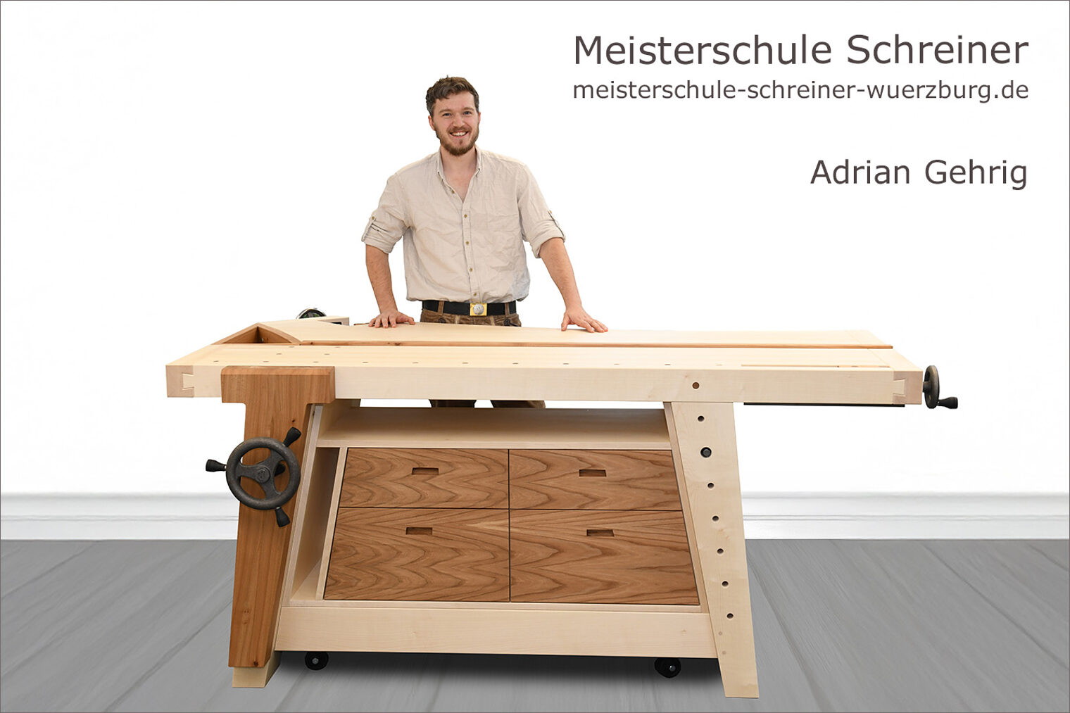 Porträt von Adrian Gehrig mit seinem Schreinermeisterstück "Kreativitätsstätte".