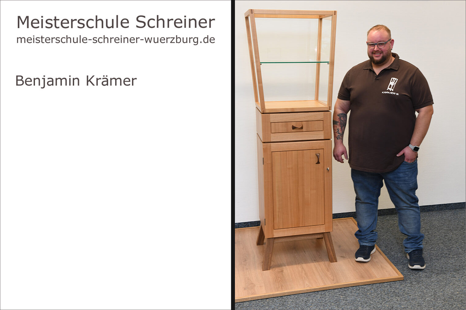 Porträt von Benjamin Krämer mit seinem Schreinermeisterstück "Offene Ausstellung".