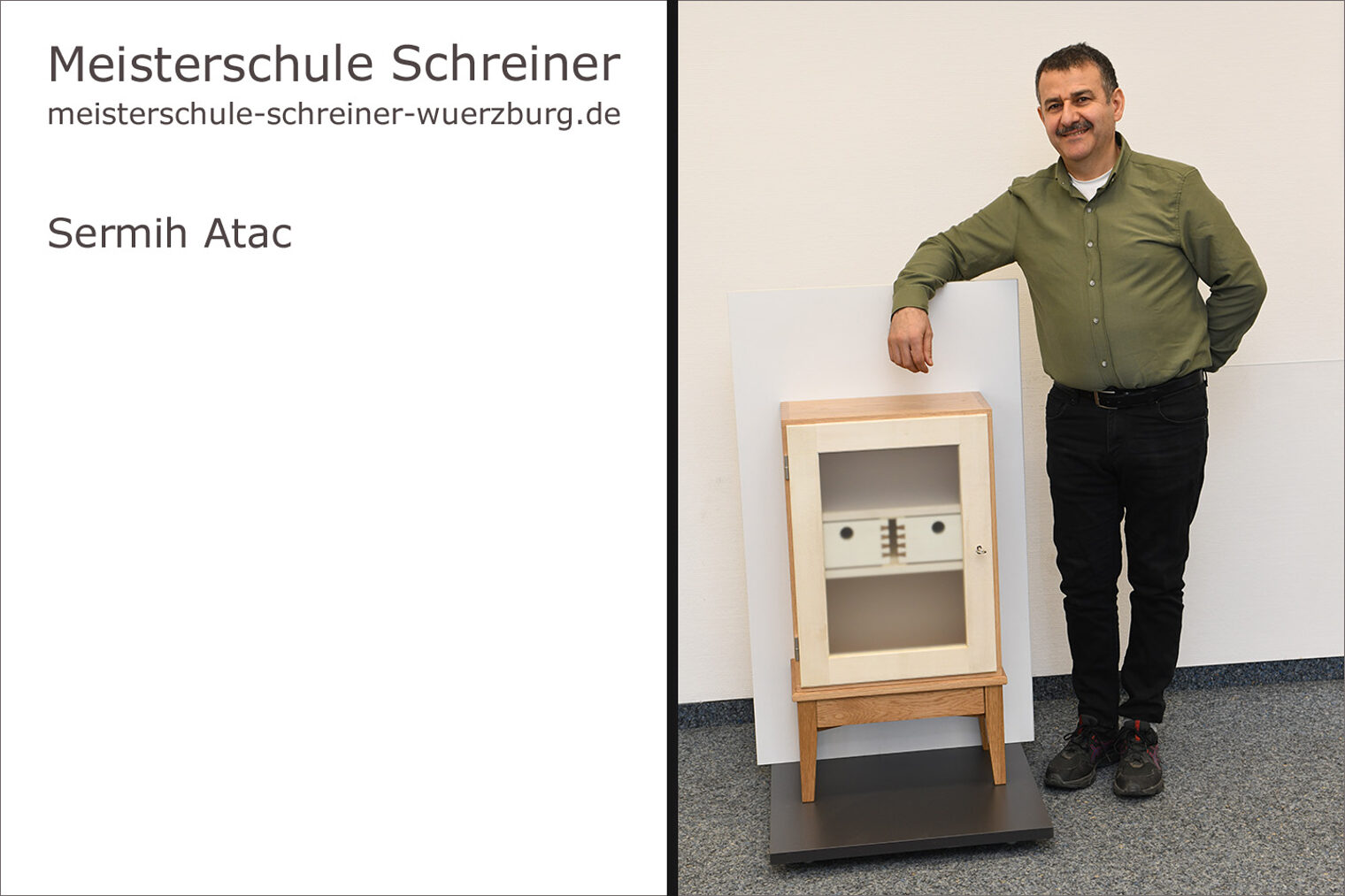 Porträt von Sermih Atac mit seinem Schreinermeisterstück "Nischenschrank".