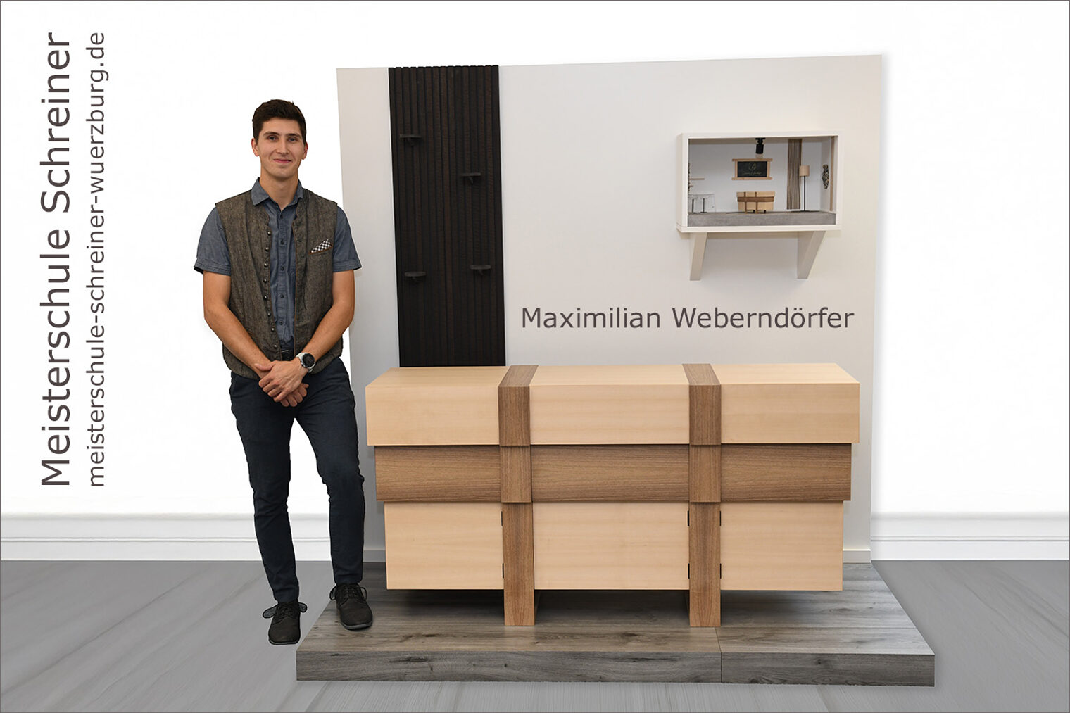 Porträt von Maximilian Weberndörfer mit seinem Schreinermeisterstück "Flurmöbel".