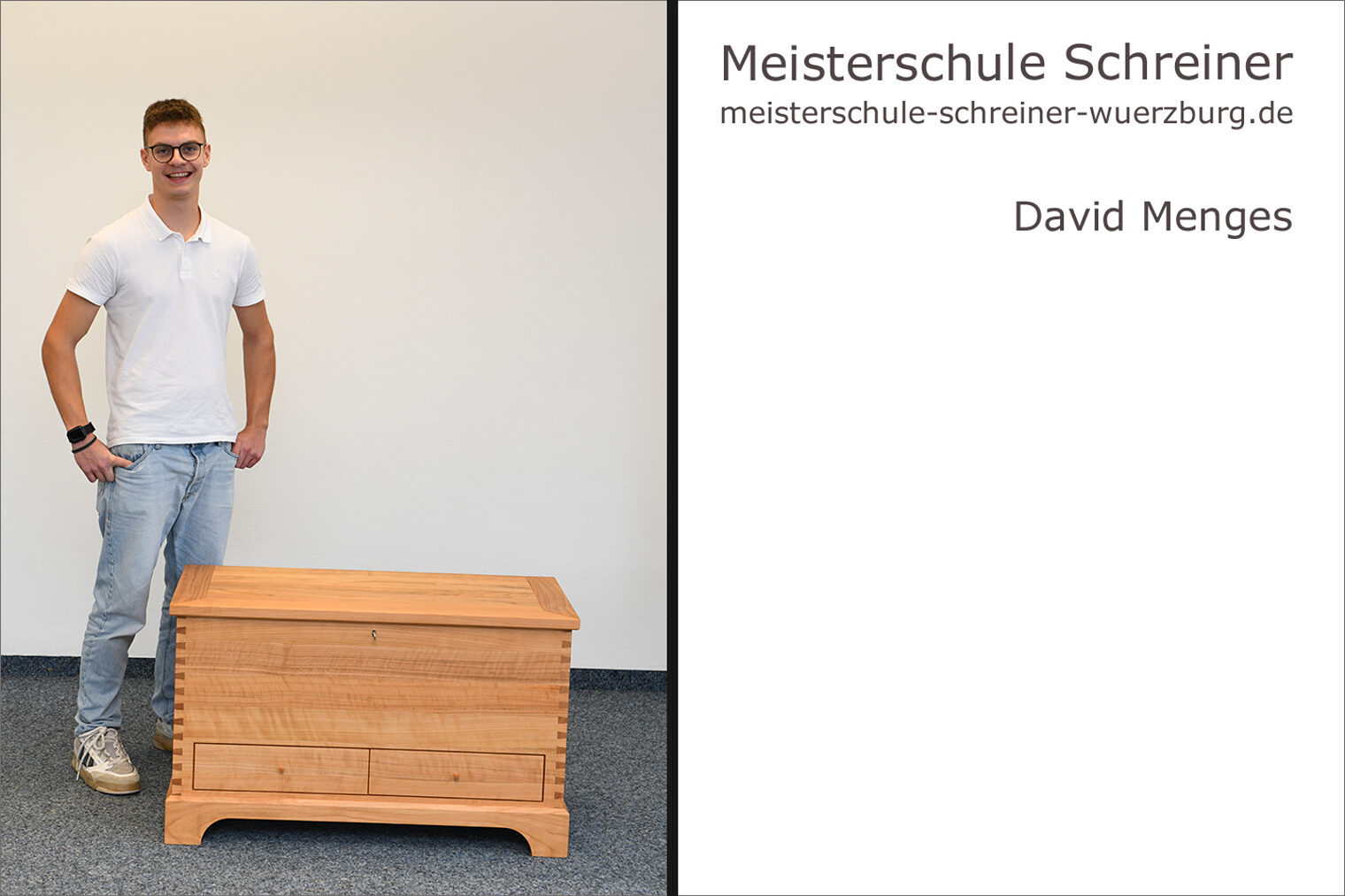 Porträt von David Menges mit seinem Schreinermeisterstück "Truhe in Kirschbaum-Ahorn".