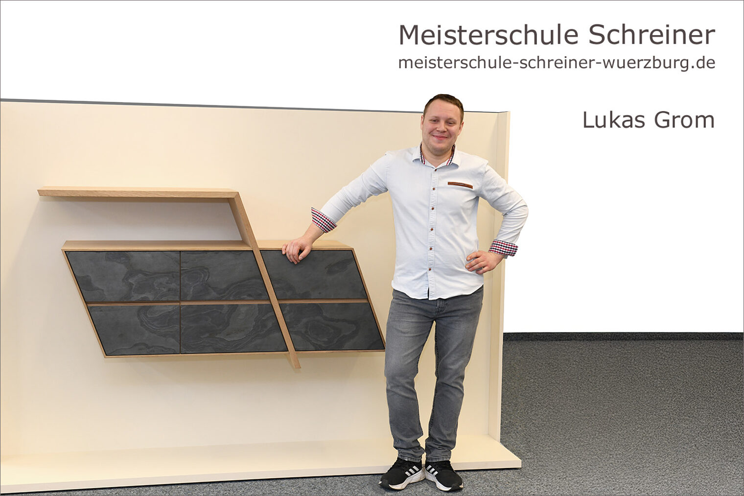 Porträt von Lukas Grom mit seinem Schreinermeisterstück "Hänge-Bar".