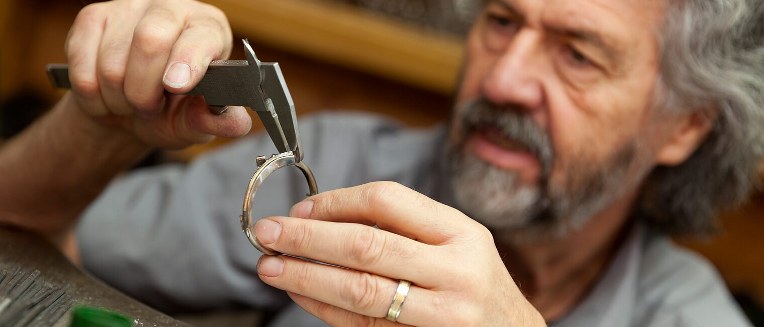 Gold- und Silberschmied misst Ring aus - Nahaufnahme Gold- und Silberschmied misst Ring aus - Nahaufnahme