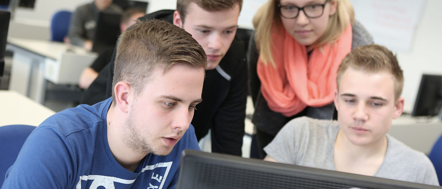 Kurs | Seminar Unterrichtsraum, mehrere Schüler schauen auf einen Bildschirm
