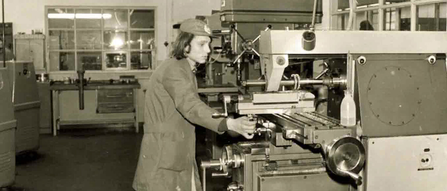 Handwerksgeschichte altes schwarz-weiß Foto zeigt einen Mann an einer Maschine