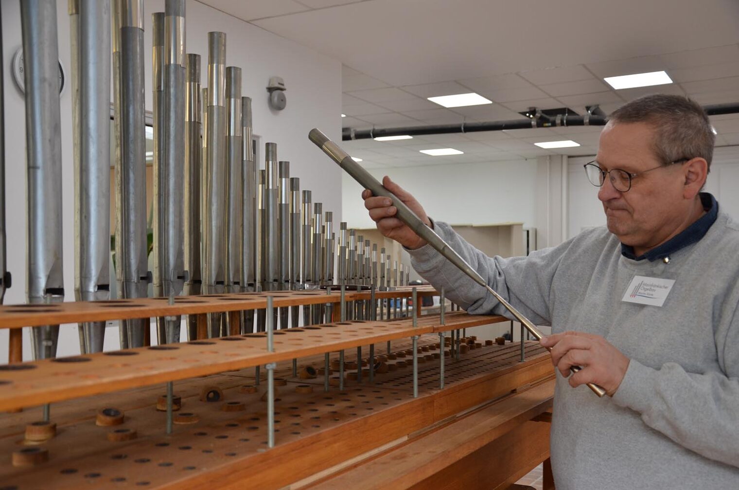 Orgelbaumeister Martin Karle beim Messen von Orgelpfeifen