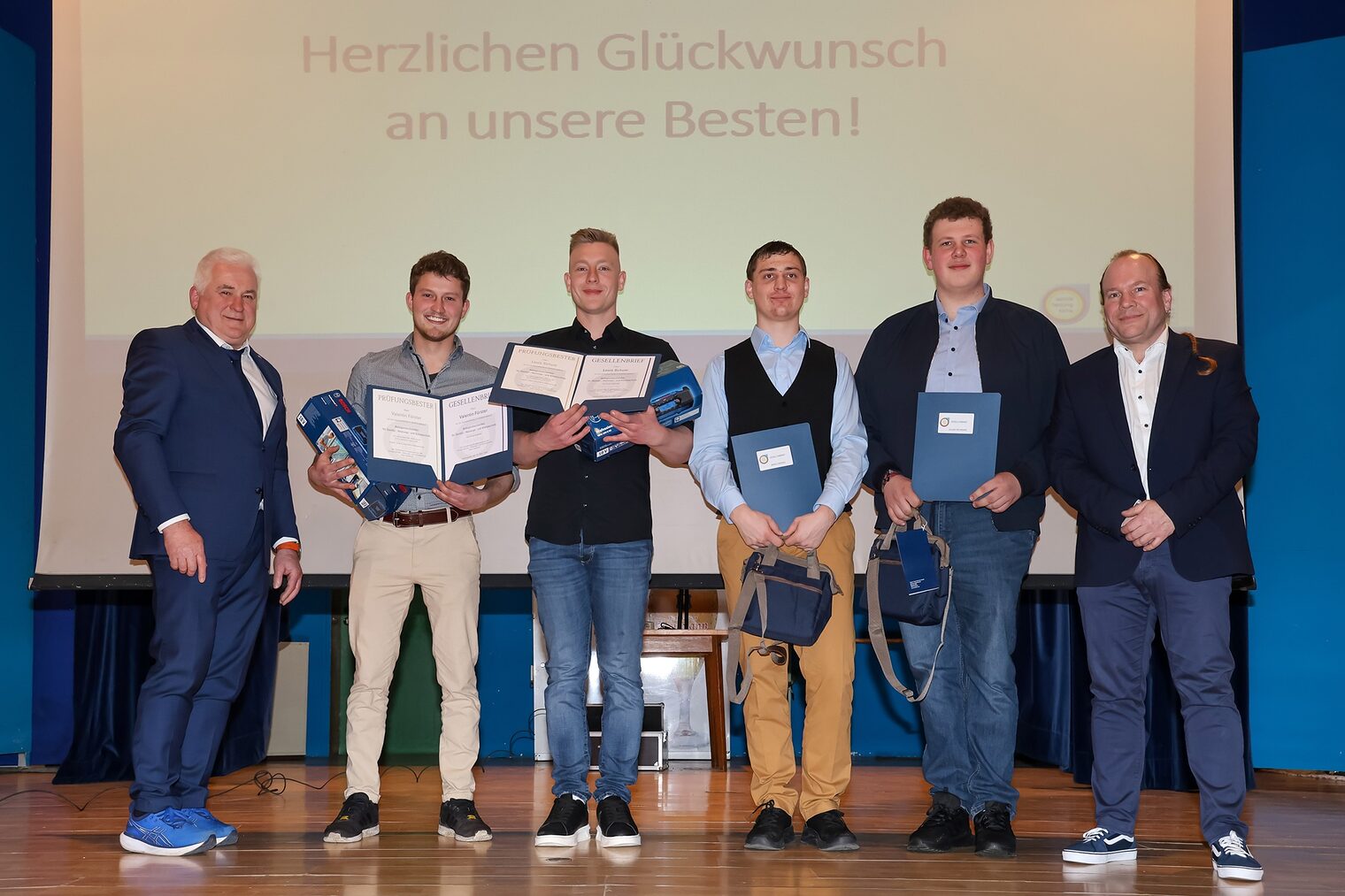 Ehrung der vier Prüfungsbesten der SHK-Innung Main-Spessart auf der Bühne
