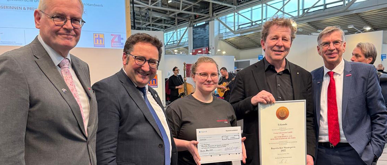 Auszeichnung mit dem Bayerischen Staatspreis Auszeichnung mit dem Bayerischen Staatspreis für die Ackermann GmbH: Geehrte Personen mit Urkunde
