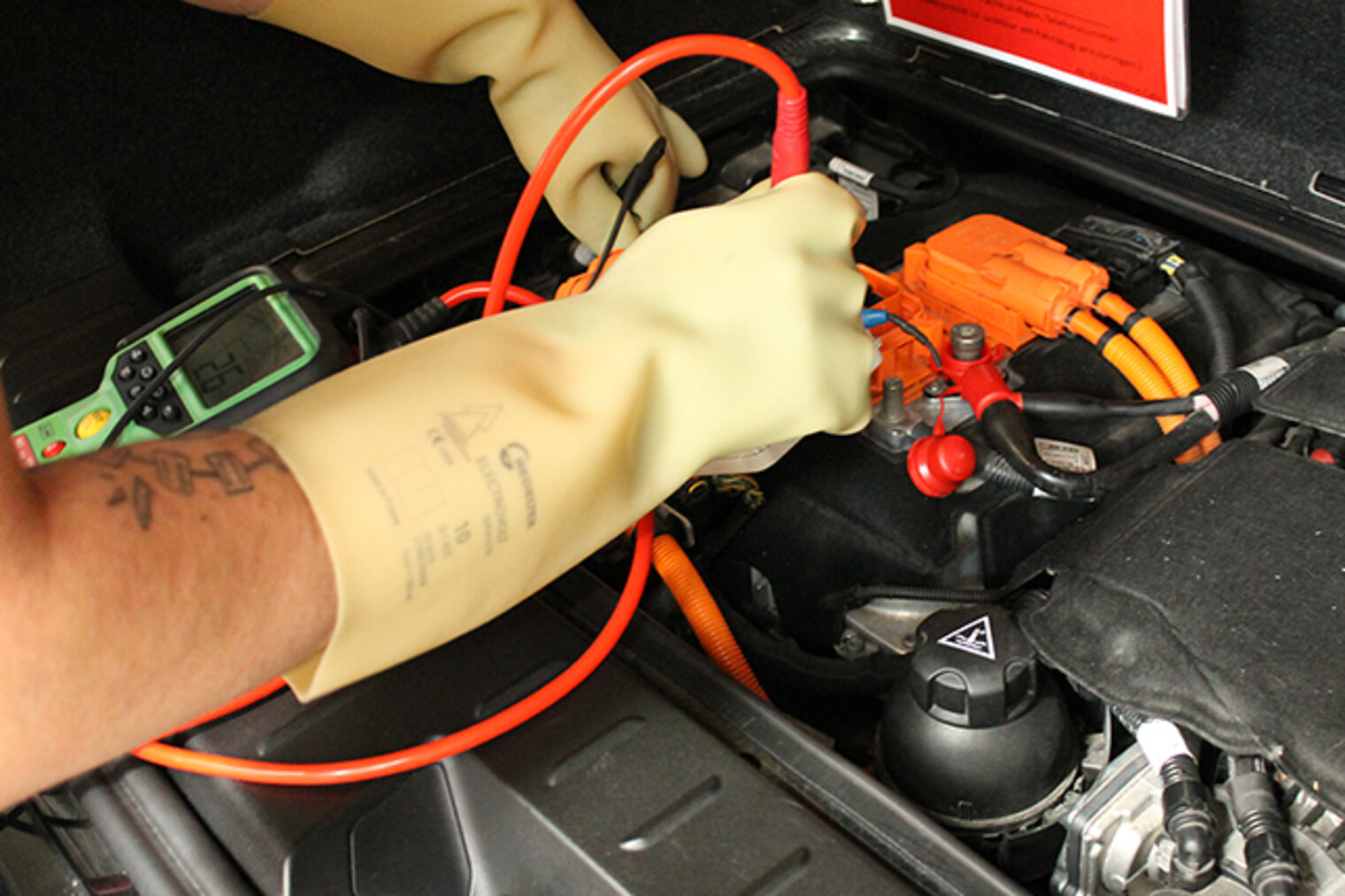 Lehrling bei der Batterietest-Prüfung im Kfz-Mechatronik-ÜLU-Kurs Lehrling prüft die Batterieleistung bei einer ÜLU im Kfz-Mechatronik-Lehrgang im Bildungszentrum Aschaffenburg