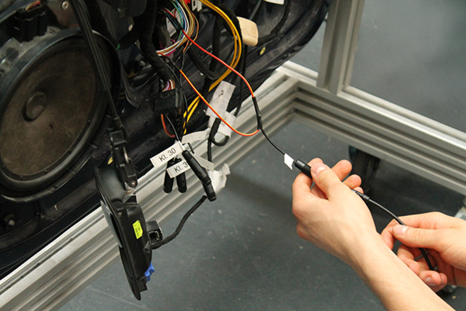 Lehrling bei der Elektronikprüfung im Kfz-Mechatronik-ÜLU-Kurs Lehrling prüft die Elektronik der Fahrzeuglichter bei der ÜLU im Kfz-Mechatronik-Lehrgang im Bildungszentrum Aschaffenburg