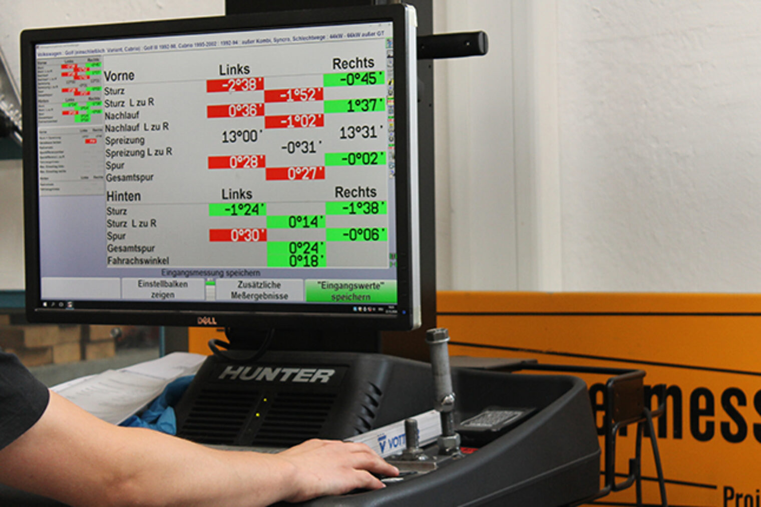 Lehrling bei Bremsen- und Achsprüfung im Kfz-Mechatroniker-ÜLU-Kurs Lehrling bei der Prüfung der Bremsen im Kfz-Mechatroniker-ÜLU-Kurs, Vorbereitung auf die Gesellenprüfung in Aschaffenburg