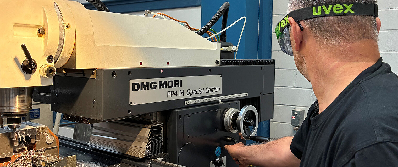 Teilnehmer an CNC-Fräsmaschine im CNC-Technik-Lehrgang für IHK-Betriebe im Bildungszentrum Aschaffenburg