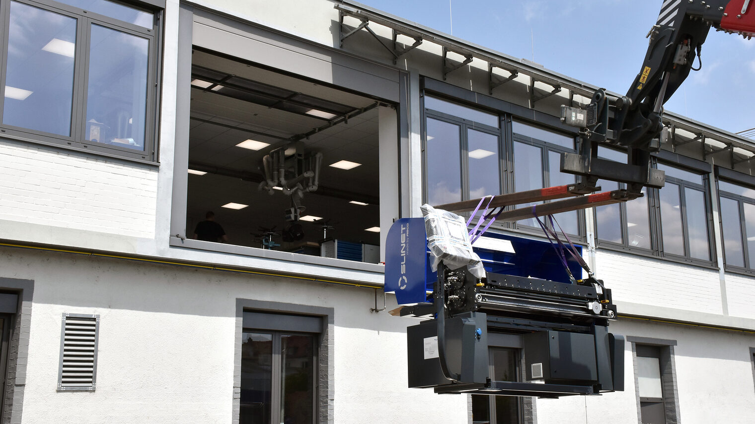 Anlieferung der Längs- und Querteilanlage Slinet 1.5 in der Spengler-Meisterschule Würzburg