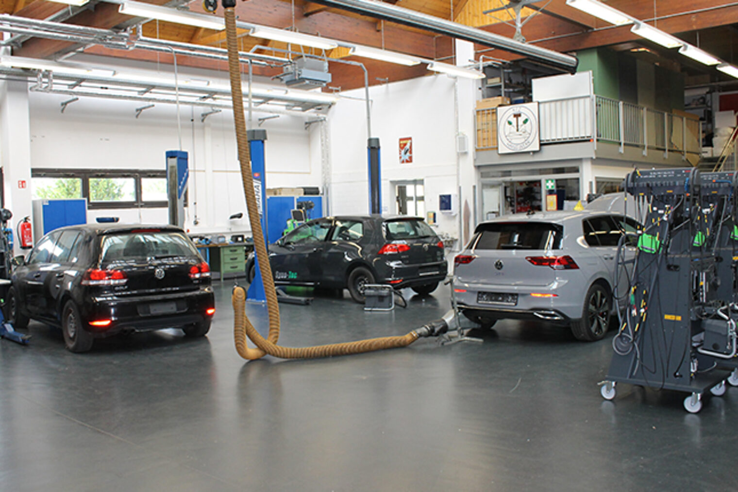 AU-Prüflehrgang im Bildungszentrum Aschaffenburg – Moderne Kfz-Werkstatt Moderne Kfz-Werkstatt im Bildungszentrum Aschaffenburg für AU-Prüflehrgänge für Handwerksbetriebe und Kfz-Profis