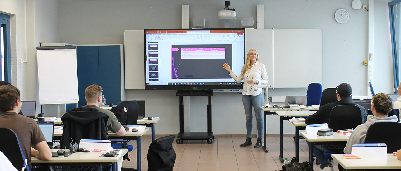 Meisterkurs Teil III – Dozent/in für kaufmännische Themen Dozentin im Meistervorbereitungskurs Teil III in der Handwerkskammer Aschaffenburg