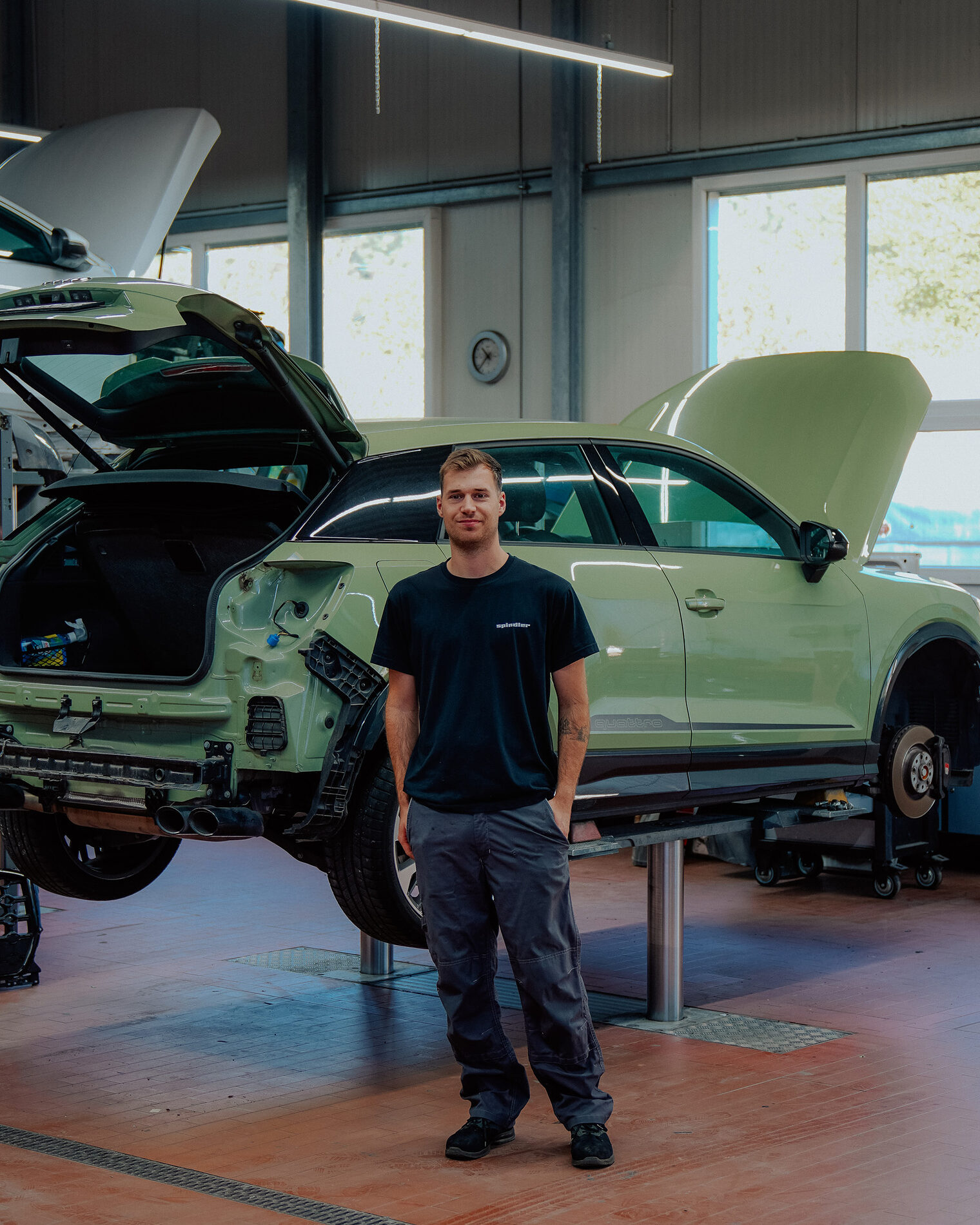 DMH 2025 | Kammersieger Geselle vor Karosserie in Werkstatt