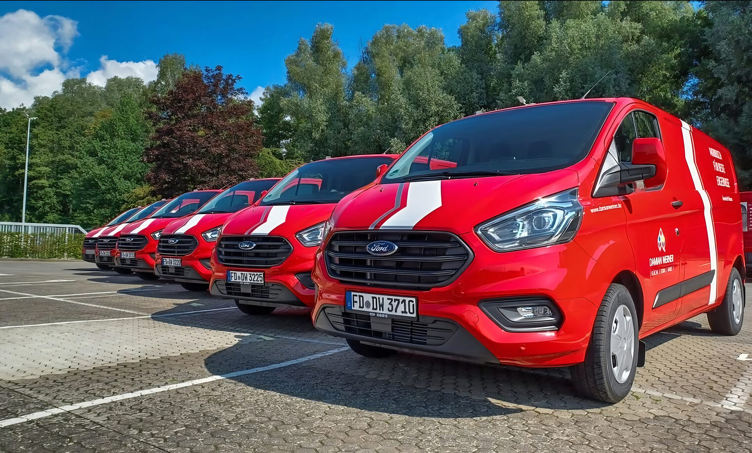 DMH 2025 | Kammersieger Fahrzeugflotte des Malerbetriebs auf einem Parkplatz
