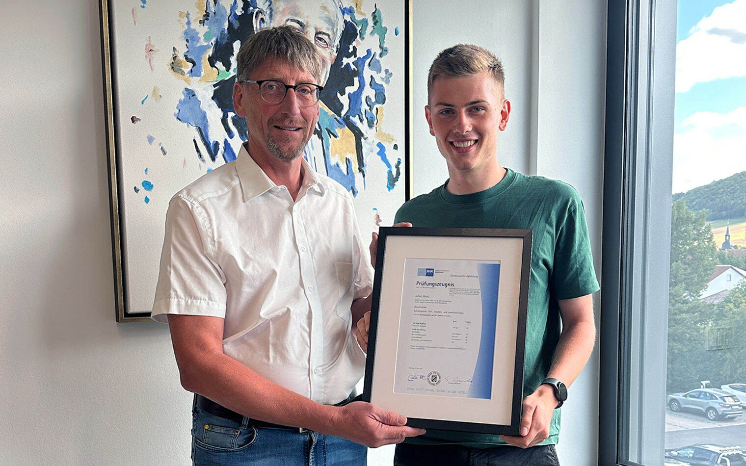 Gewinner Bauzeichner Zwei Personen halten eine Ehrung in der Hand