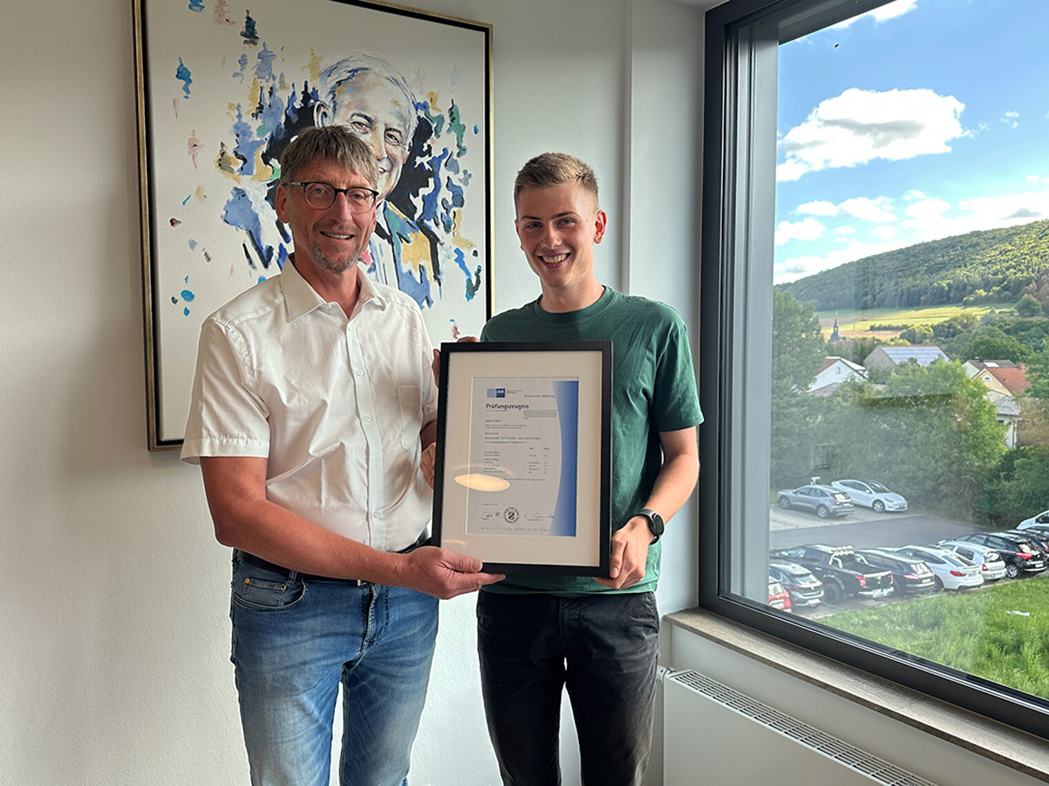 Gewinner Bauzeichner Zwei Personen halten eine Ehrung in der Hand. Bauzeichner