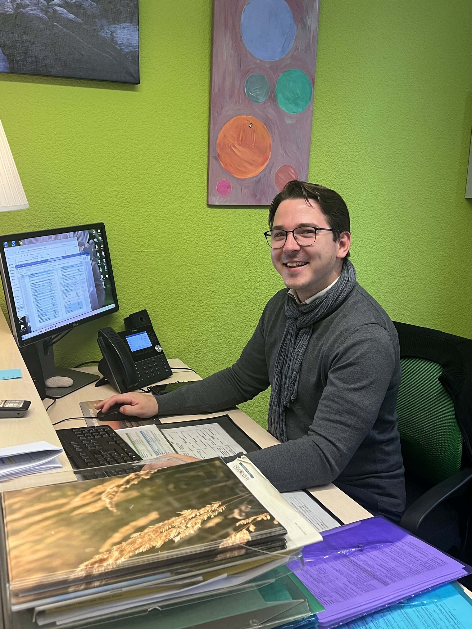 Bestattungsfachkraft Junger Mann sitzt am Computer