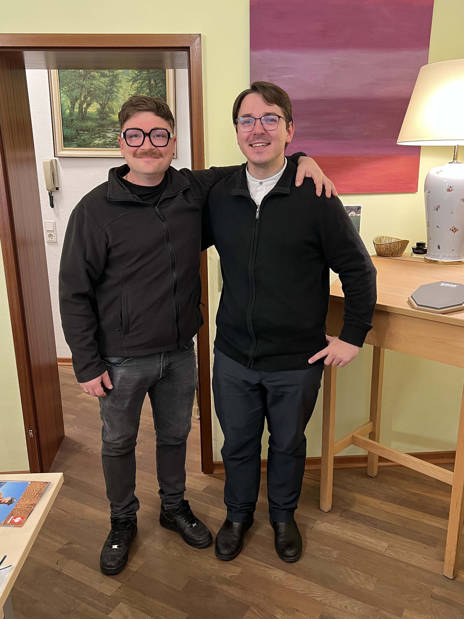 Bestattungsfachkraft Zwei junge Männer umarmen sich