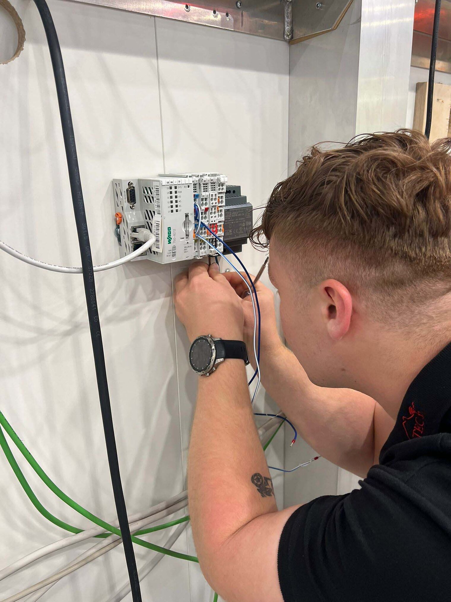 Elektroniker Gebäudesystemintegration Elektroniker Gebäudesystemintegration repariert Kabel