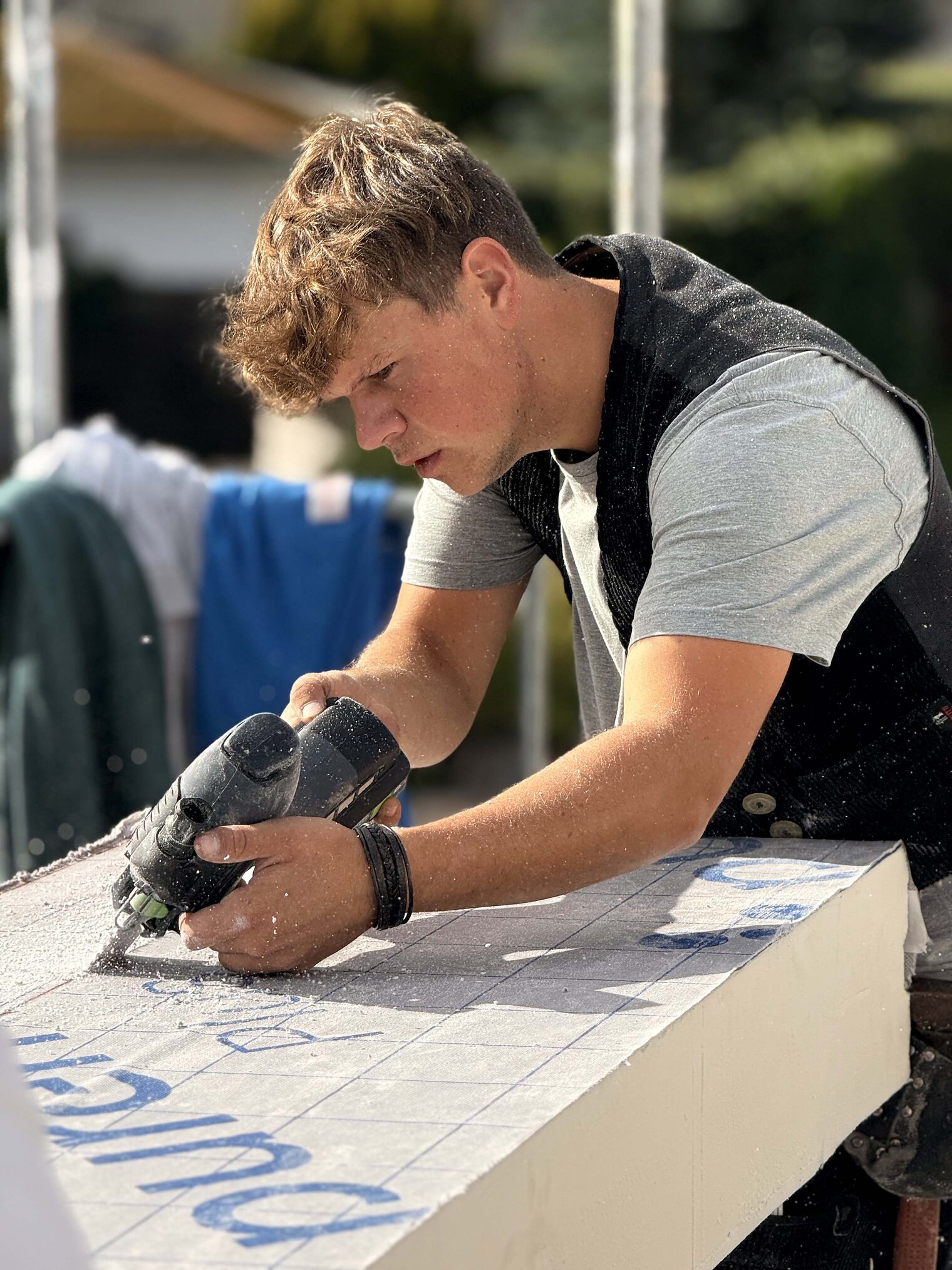 Dachdecker Dachdecker steht auf einem Dach und repariert ein Dach