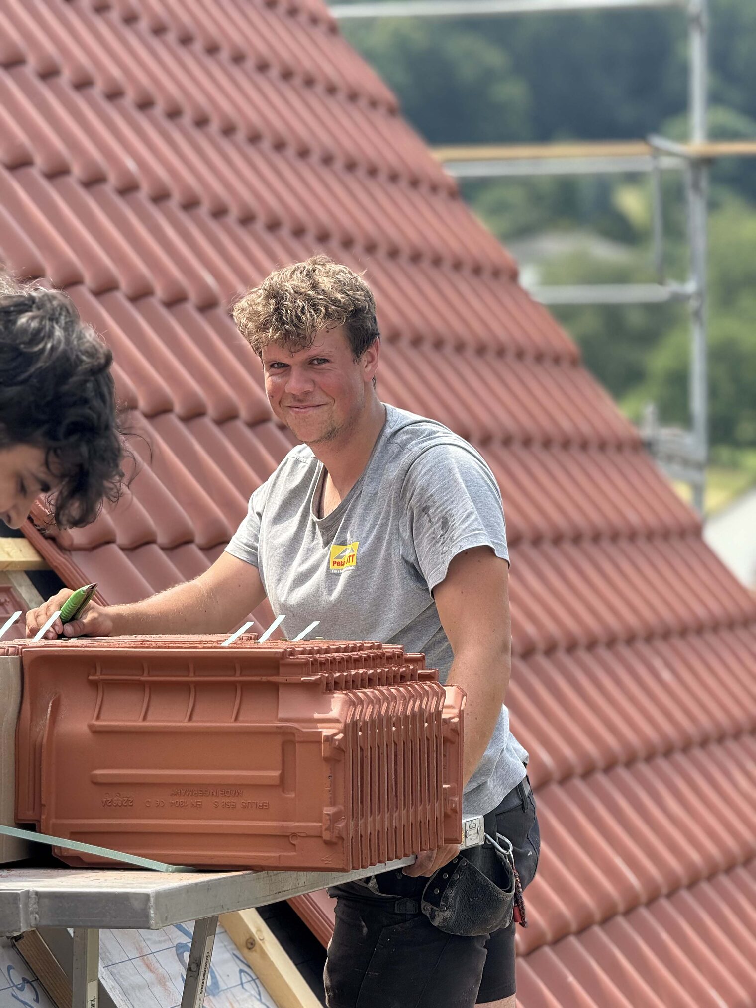 Dachdecker Dachdecker steht auf einem Haus