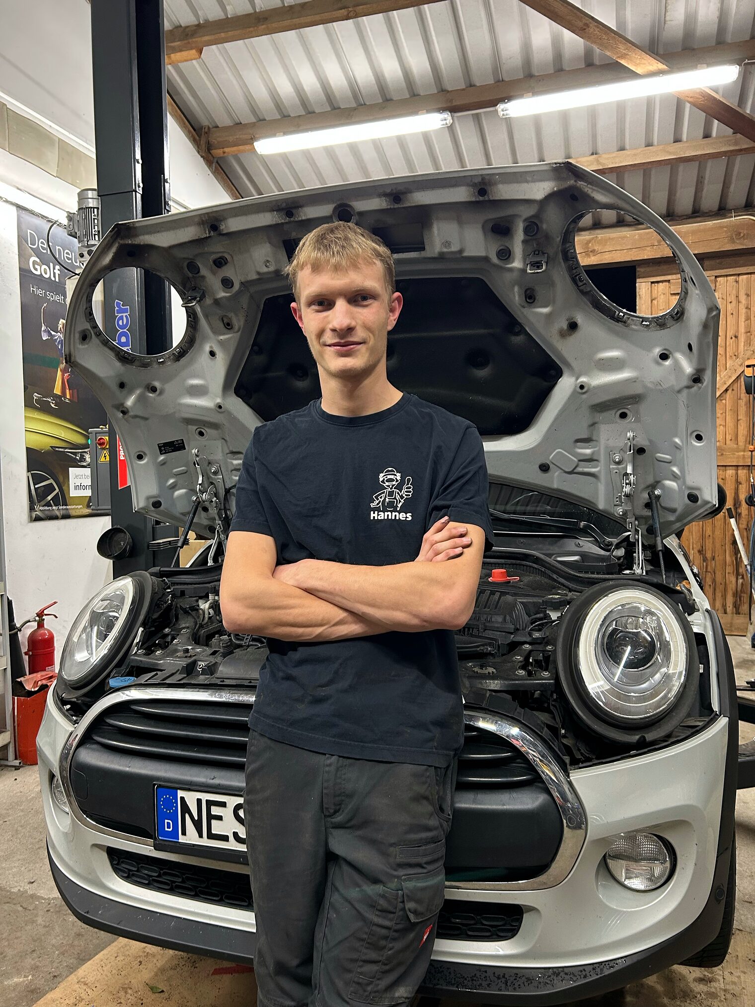 Hannes Wirsing mit verschränkten Armen am Auto mit offener Motorhaube Kammersieger Hannes Wirsing lehnt mit verschränkten Armen am Auto mit offener Motorhaube