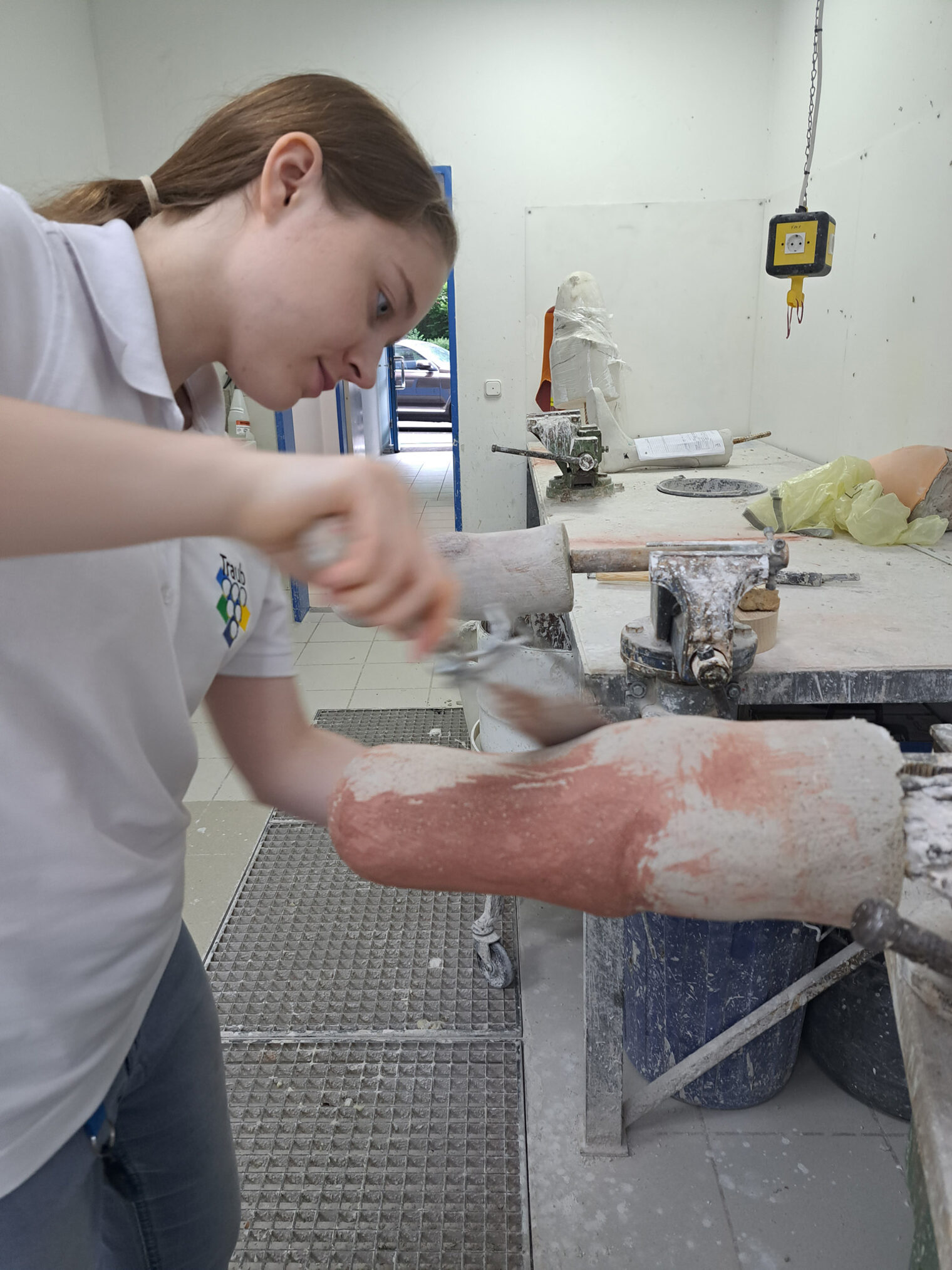 DMH 2025 | Kammersieger Orthopädiemechanikerin modelliert Prothese