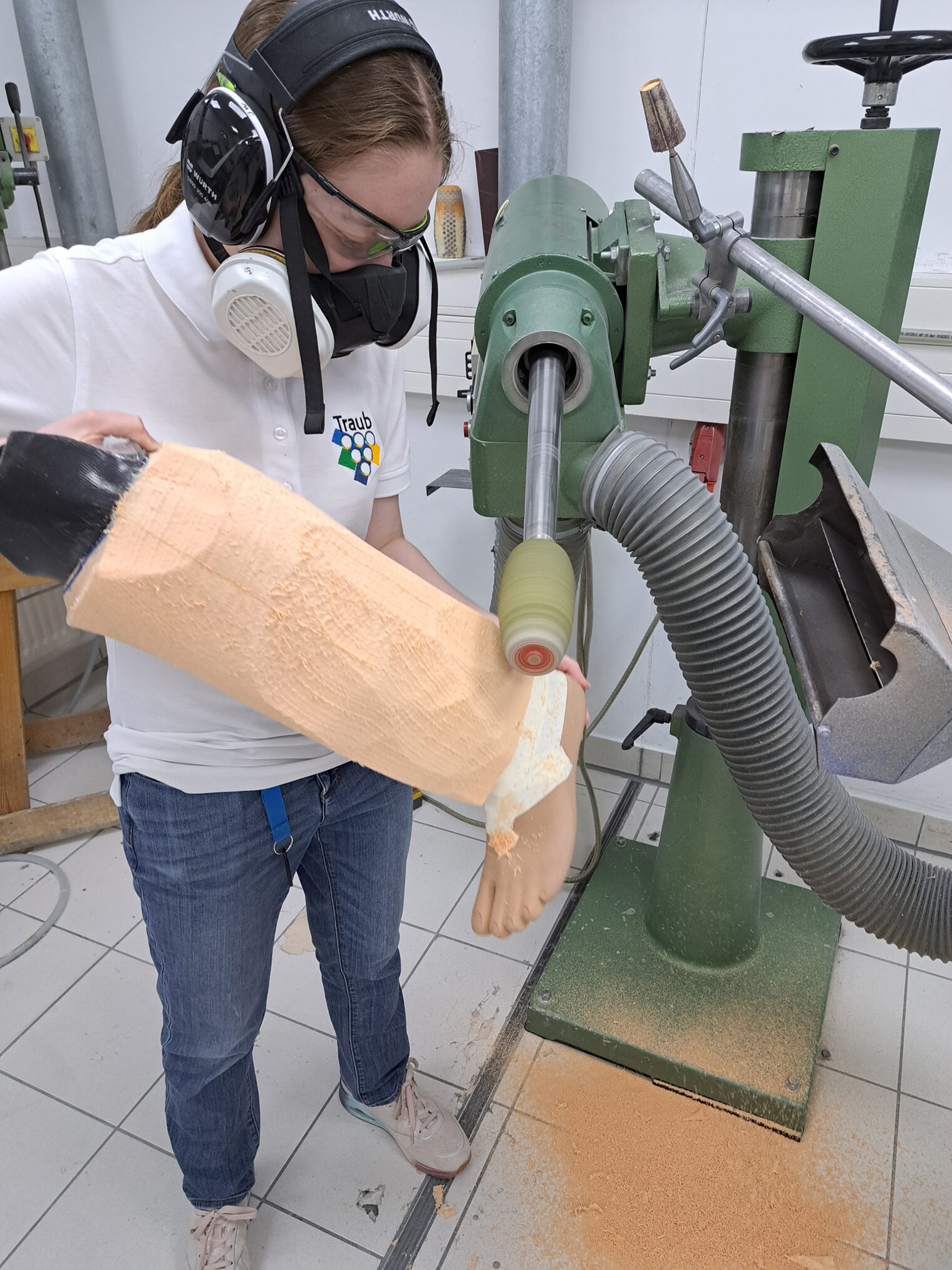 DMH 2025 | Kammersieger Orthopädiemechanikerin schleift künstliches Bein an Maschinen