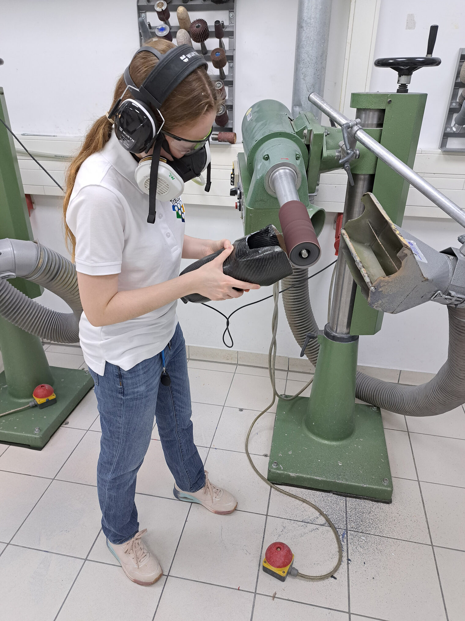DMH 2025 | Kammersieger Orthopädiemechanikerin schleift Prothese an Maschinen