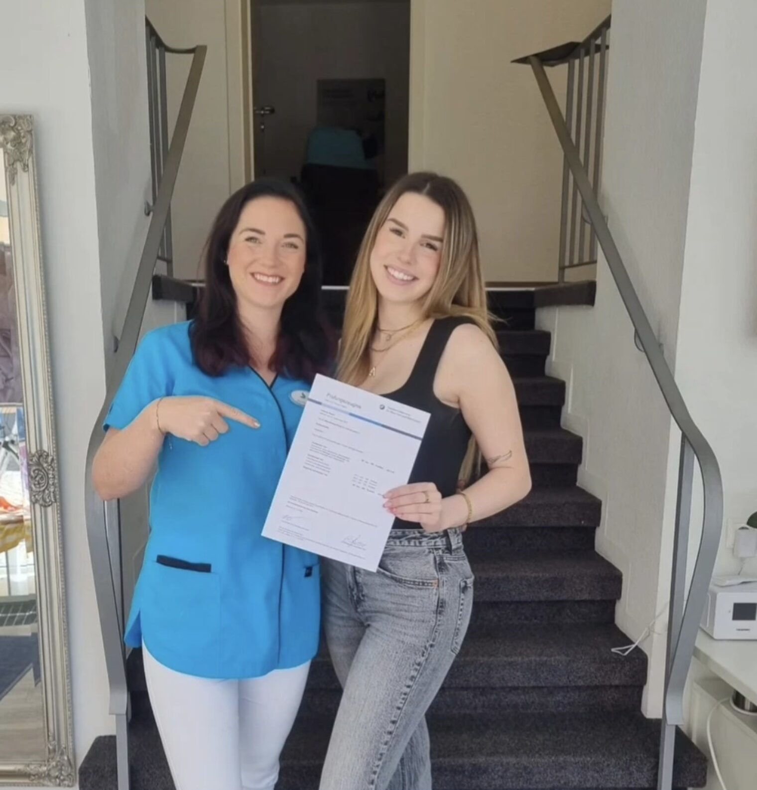 Zwei Frauen halten Urkunde in die Kamera Zwei Frauen halten Urkunde in die Kamera