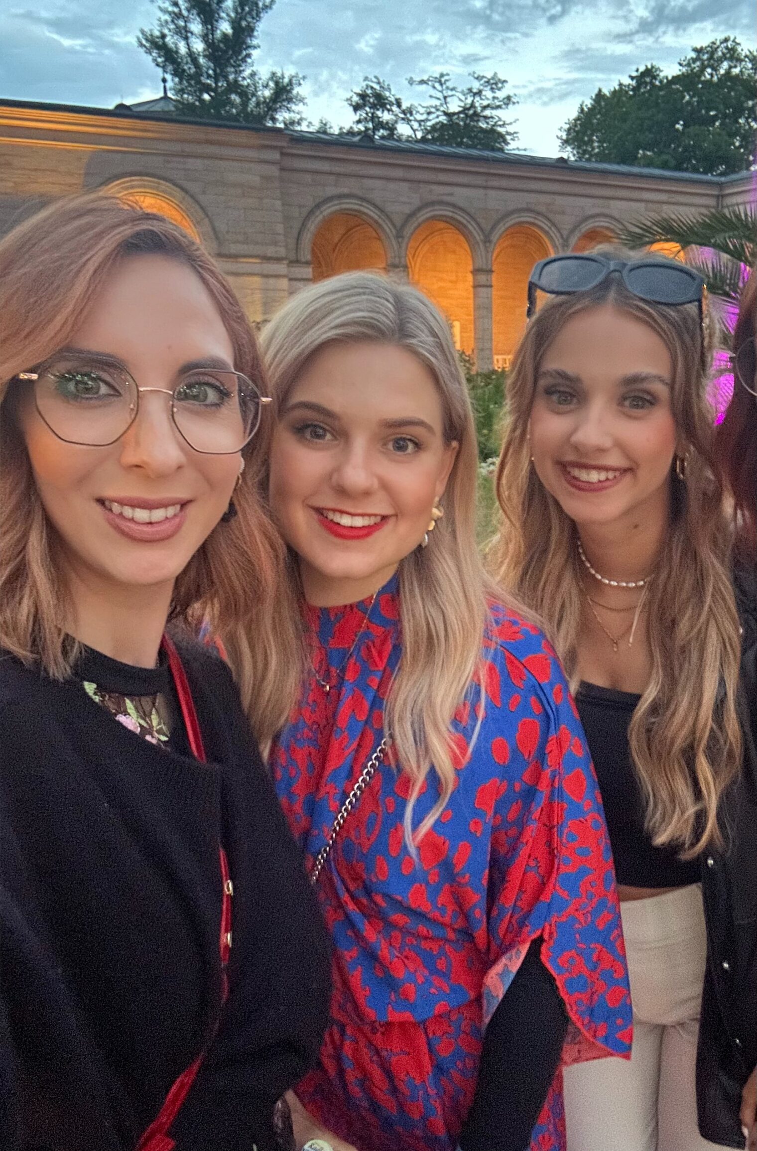 Portraitbild drei Frauen lächeln in die Kamera