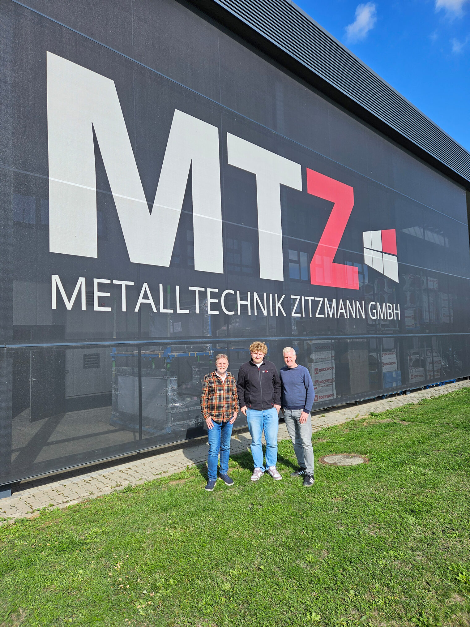 DMH 2025 | Kammersieger Gruppenfoto an Firmengebäude