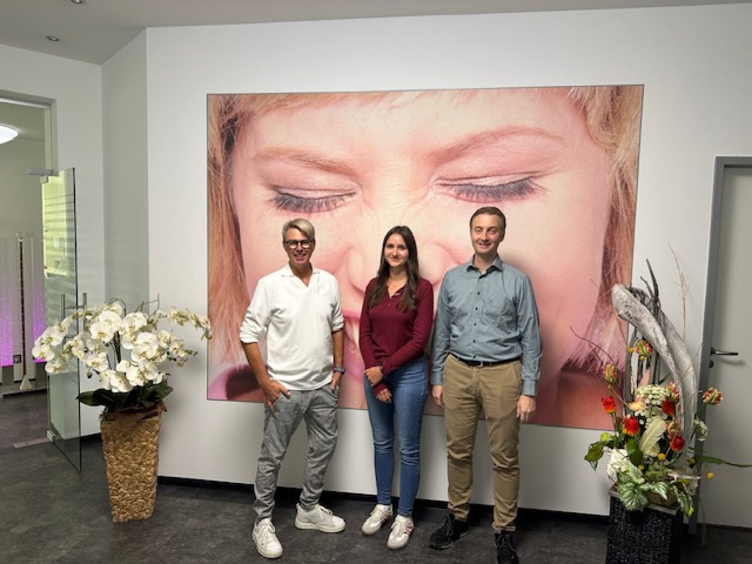 DMH 2025 | Kammersieger Drei Personen in Foyer des Dentallabors schauen in Kamera
