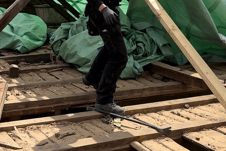 DMH 2025 | Kammersieger Zimmerer auf Baustelle, trägt einen Balken