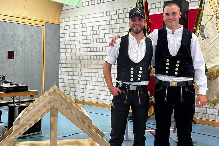 DMH 2025 | Kammersieger Zimmerer mit seinem Ausbilder vor Gesellenstück, einer Dachkonstruktion